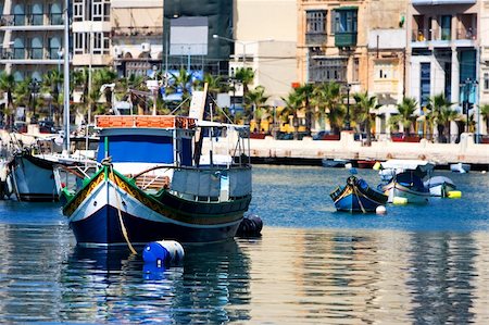 simsearch:400-04818637,k - Maltese boats in a bay during summer day Fotografie stock - Microstock e Abbonamento, Codice: 400-05077309