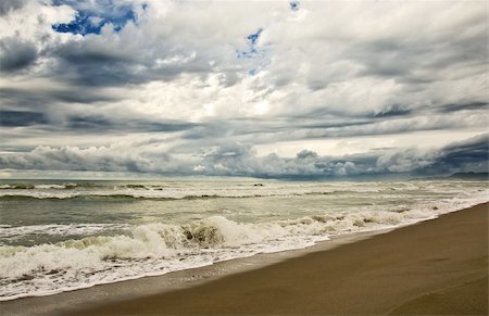 empty beach diring a storm with heavy clouds and waves Foto de stock - Super Valor sin royalties y Suscripción, Código: 400-05077412