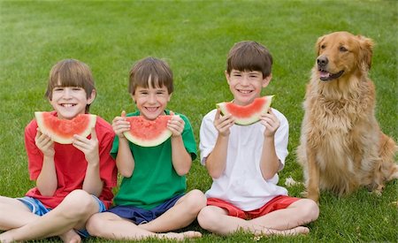 simsearch:400-04449607,k - Three Boys Eating Watermelon With Their Dog Photographie de stock - Aubaine LD & Abonnement, Code: 400-05077420