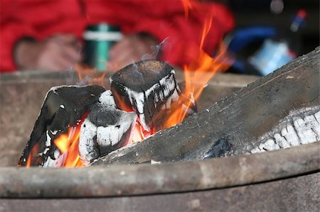 simsearch:400-04036336,k - A campfire is a fire lit at a campsite, usually in a fire ring. Campfires are a popular feature of camping Foto de stock - Super Valor sin royalties y Suscripción, Código: 400-05077601