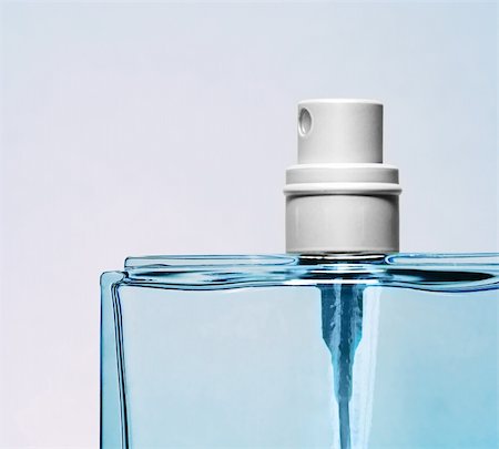 A photography of a blue perfume bottle Photographie de stock - Aubaine LD & Abonnement, Code: 400-05078013