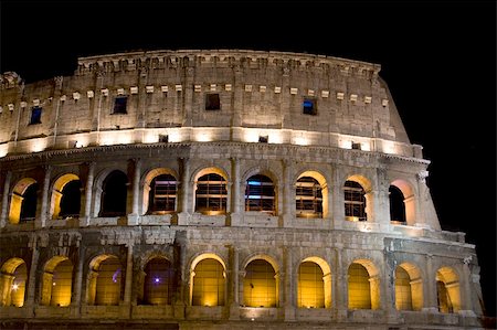 simsearch:400-04973124,k - Antique colosseum at night in Rome with lights Fotografie stock - Microstock e Abbonamento, Codice: 400-05078393