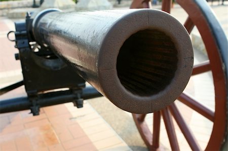 simsearch:400-06091788,k - Looking down the barrel of an antique cannon Fotografie stock - Microstock e Abbonamento, Codice: 400-05078488