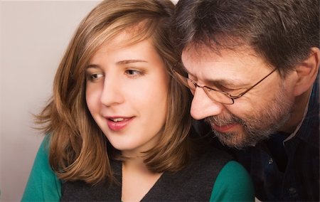 daddy and his daughter watching a website together Photographie de stock - Aubaine LD & Abonnement, Code: 400-05078565