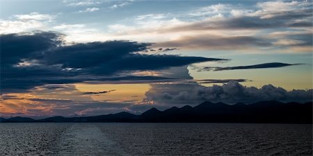 simsearch:400-03985677,k - Adriatic sea sunset with clouds over island Hvar, Croatia Foto de stock - Super Valor sin royalties y Suscripción, Código: 400-05078930