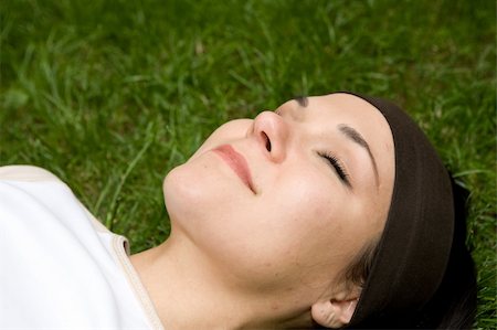 simsearch:400-04399498,k - attractive brunette woman lying on grass Foto de stock - Royalty-Free Super Valor e Assinatura, Número: 400-05079663