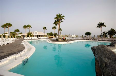 resort service - Nice swimming pool and palm trees Photographie de stock - Aubaine LD & Abonnement, Code: 400-05079720