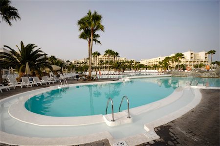 resort service - Very nice swimming pool at a hotle resort Photographie de stock - Aubaine LD & Abonnement, Code: 400-05079721