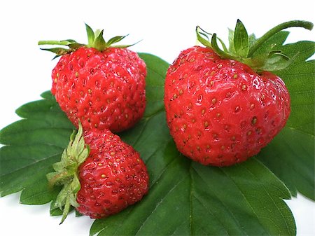 simsearch:400-04423672,k - red juicy strawberries isolated on white background Stockbilder - Microstock & Abonnement, Bildnummer: 400-05070289