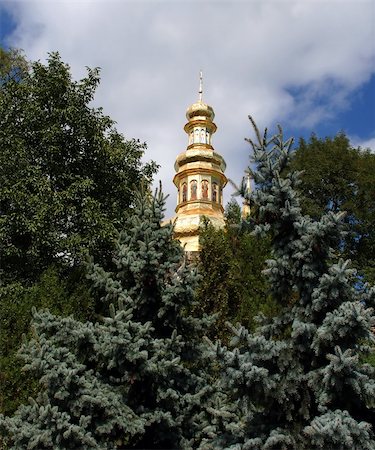 simsearch:400-04520111,k - Gold dome of christian church between the branches of fir-trees on a background sky Photographie de stock - Aubaine LD & Abonnement, Code: 400-05070388