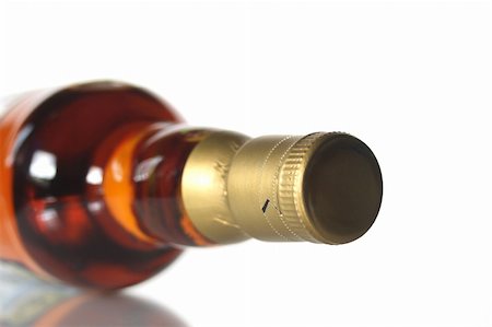 pontuse (artist) - Bottle of whisky on white background Stockbilder - Microstock & Abonnement, Bildnummer: 400-05071040