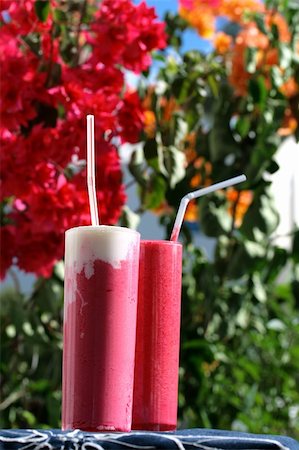 delicious blueberry raspberry  blackberry milkshake in summer day Photographie de stock - Aubaine LD & Abonnement, Code: 400-05071705