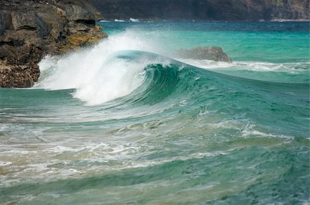 simsearch:400-03945337,k - Crashing Wave on the Na Pali Coast, Kauai Photographie de stock - Aubaine LD & Abonnement, Code: 400-05072587