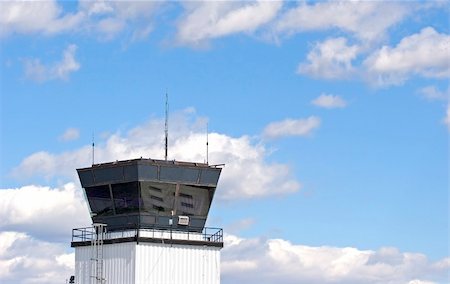 dbvirago (artist) - An air traffic control tower at a small regional airport against a blue sky with white puffy clouds Fotografie stock - Microstock e Abbonamento, Codice: 400-05072615