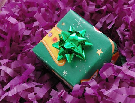simsearch:400-03975392,k - gift box on purple background Foto de stock - Royalty-Free Super Valor e Assinatura, Número: 400-05073408