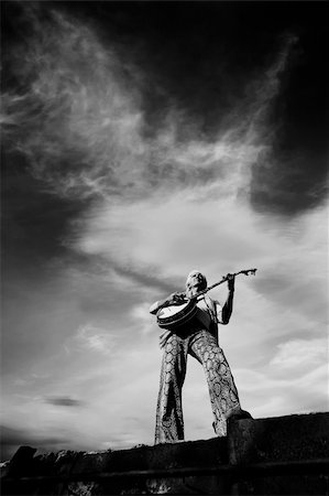 Banjo Player with groovy clothes against a wide sky Foto de stock - Super Valor sin royalties y Suscripción, Código: 400-05073608