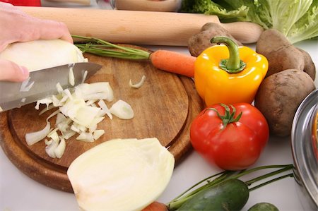 simsearch:400-04114281,k - chef preparing lunch and cutting onion with knife Photographie de stock - Aubaine LD & Abonnement, Code: 400-05084772