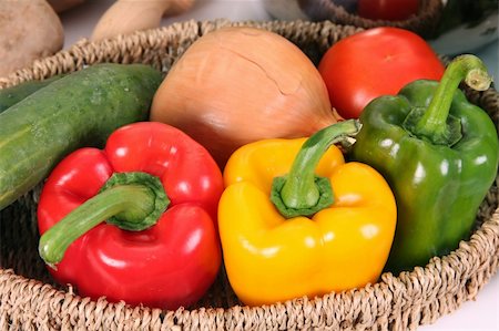 simsearch:689-03128584,k - cucumber, onion, tomato and peppers in close up Stockbilder - Microstock & Abonnement, Bildnummer: 400-05084773