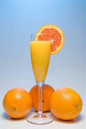 simsearch:824-07586341,k - A glass of orange juice with an umbrella and slice. Stockbilder - Microstock & Abonnement, Bildnummer: 400-05085055