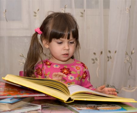 simsearch:400-04131892,k - The child reading the book. The three-year girl in house conditions Stockbilder - Microstock & Abonnement, Bildnummer: 400-05085090