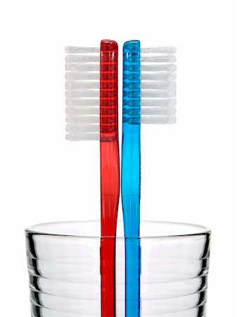 simsearch:400-04552289,k - Two toothbrushes in a glass over white background. Foto de stock - Super Valor sin royalties y Suscripción, Código: 400-05085817
