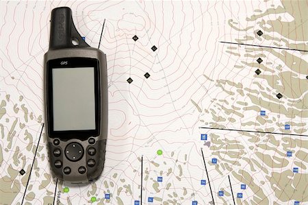 pistage - A handheld GPS unit sits on a topographical map.  The blank screen is ready for your text. Foto de stock - Super Valor sin royalties y Suscripción, Código: 400-05085986