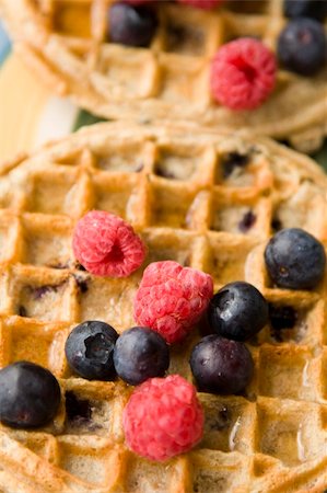 simsearch:400-09019412,k - Raspberries and Blueberries on Breakfast Waffles Foto de stock - Super Valor sin royalties y Suscripción, Código: 400-05086474