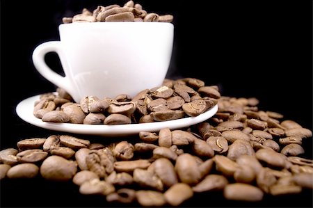 roasted coffee beans in the white cup Photographie de stock - Aubaine LD & Abonnement, Code: 400-05088036