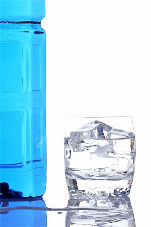 déshydration - Bottle and glass of mineral water with droplets reflected on white background Photographie de stock - Aubaine LD & Abonnement, Code: 400-05088986