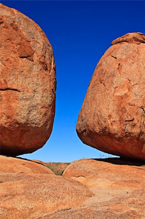 simsearch:400-04975317,k - A collection of huge, round, red-colored boulders found in the Tennant Creek region of Australia's Northern Territory. Fotografie stock - Microstock e Abbonamento, Codice: 400-05089543