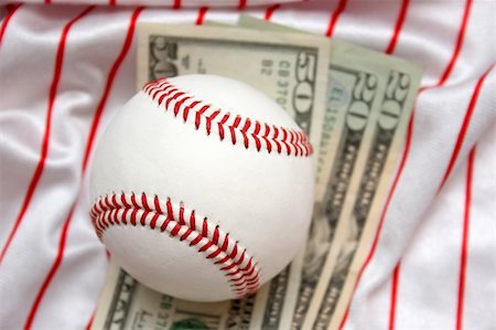simsearch:400-05089629,k - Baseball and dollars Photographie de stock - Aubaine LD & Abonnement, Code: 400-05089641
