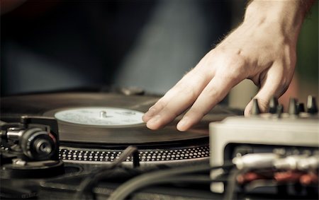 shivanetua (artist) - Hand scratching a record on a turntable. Fotografie stock - Microstock e Abbonamento, Codice: 400-05089812