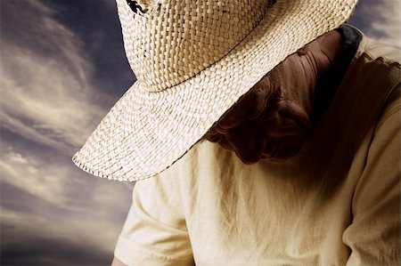 ranchers - Senior Man in a Straw Hat with his Head Down Foto de stock - Super Valor sin royalties y Suscripción, Código: 400-05080080