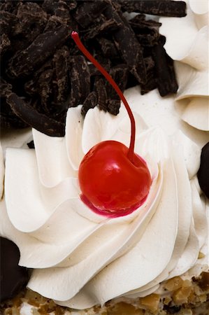 Sweet pie with cherries and chocolate close-up Photographie de stock - Aubaine LD & Abonnement, Code: 400-05080727