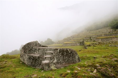 simsearch:400-04625051,k - Ceremonial Rock under fog at Machu Picchu near Cusco, Peru. Fotografie stock - Microstock e Abbonamento, Codice: 400-05081091