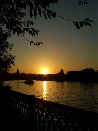 simsearch:400-04031749,k - Beautiful gold sunset. The sun is reflected in water. Stockbilder - Microstock & Abonnement, Bildnummer: 400-05081115