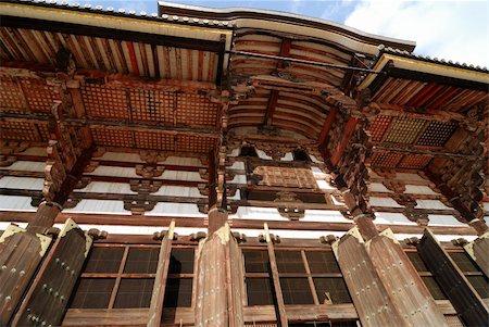 simsearch:400-05355899,k - exterior details on the entrance to the biggest wooden building in the world - Todai-ji Temple in Nara, Japan; this building is 49 meters in height and is well-known as the Great Buddha hall Foto de stock - Super Valor sin royalties y Suscripción, Código: 400-05081735