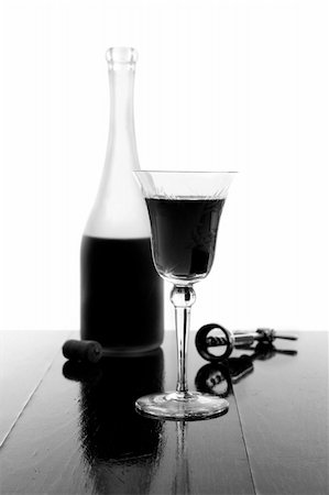 simsearch:400-03966426,k - red wine glass and bottle Fotografie stock - Microstock e Abbonamento, Codice: 400-05081765