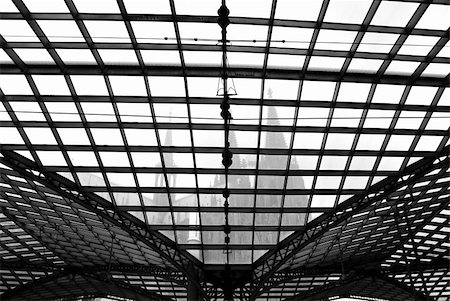 simsearch:400-05066814,k - Cologne cathedral through transparent roof of railway station black and white Foto de stock - Super Valor sin royalties y Suscripción, Código: 400-05081818