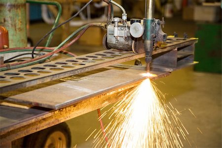 simsearch:400-05886105,k - Track burner - a machine for cutting metal with fire - in a metalworks shop. Photographie de stock - Aubaine LD & Abonnement, Code: 400-05081991