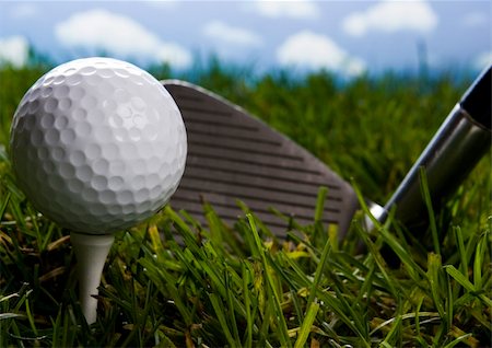 range shooting - Golf ball on tee in grass. Foto de stock - Super Valor sin royalties y Suscripción, Código: 400-05082330