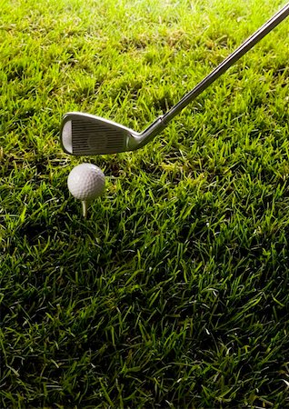 range shooting - Golf ball on tee in grass. Foto de stock - Super Valor sin royalties y Suscripción, Código: 400-05082362