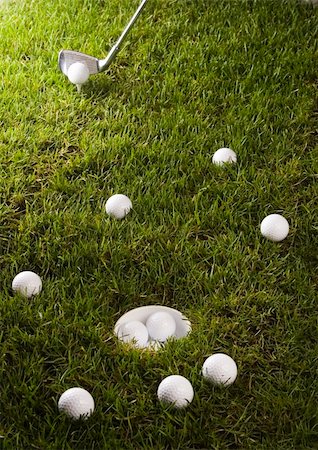 range shooting - Golf ball on tee in grass. Foto de stock - Super Valor sin royalties y Suscripción, Código: 400-05082373