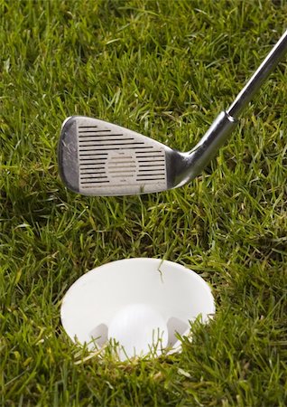 range shooting - Golf ball on tee in grass. Foto de stock - Super Valor sin royalties y Suscripción, Código: 400-05082384