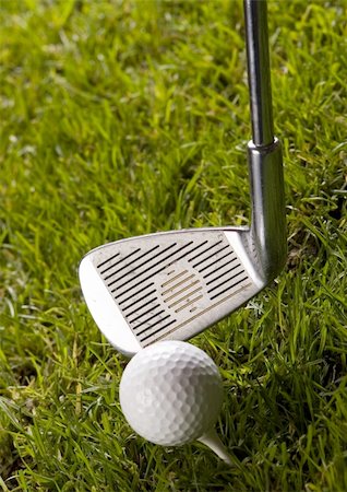 range shooting - Golf ball on tee in grass. Foto de stock - Super Valor sin royalties y Suscripción, Código: 400-05082385