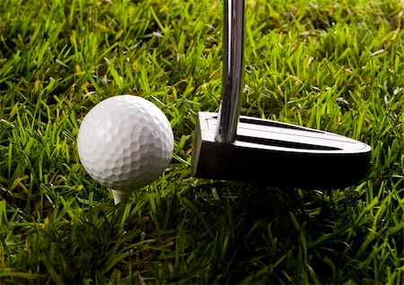 range shooting - Golf ball on tee in grass. Foto de stock - Super Valor sin royalties y Suscripción, Código: 400-05082382