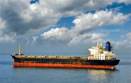 Old and rusty cargo ship laying empty, due to state of world economy Foto de stock - Super Valor sin royalties y Suscripción, Código: 400-05082935