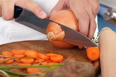 simsearch:400-04114281,k - chef preparing lunch and cutting onion with knife Photographie de stock - Aubaine LD & Abonnement, Code: 400-05083272