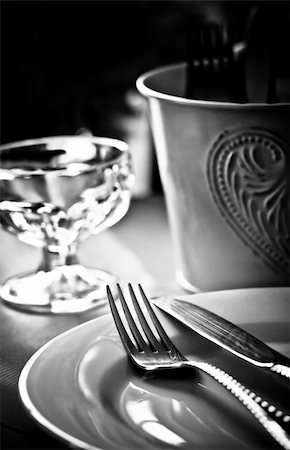 stephconnell (artist) - A close up a table set for dinner in black and white Foto de stock - Super Valor sin royalties y Suscripción, Código: 400-05083469