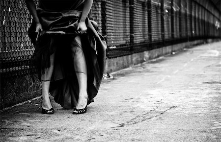 stephconnell (artist) - A black and white fashion photo of a woman in an evening gown in an urban setting Foto de stock - Super Valor sin royalties y Suscripción, Código: 400-05083470